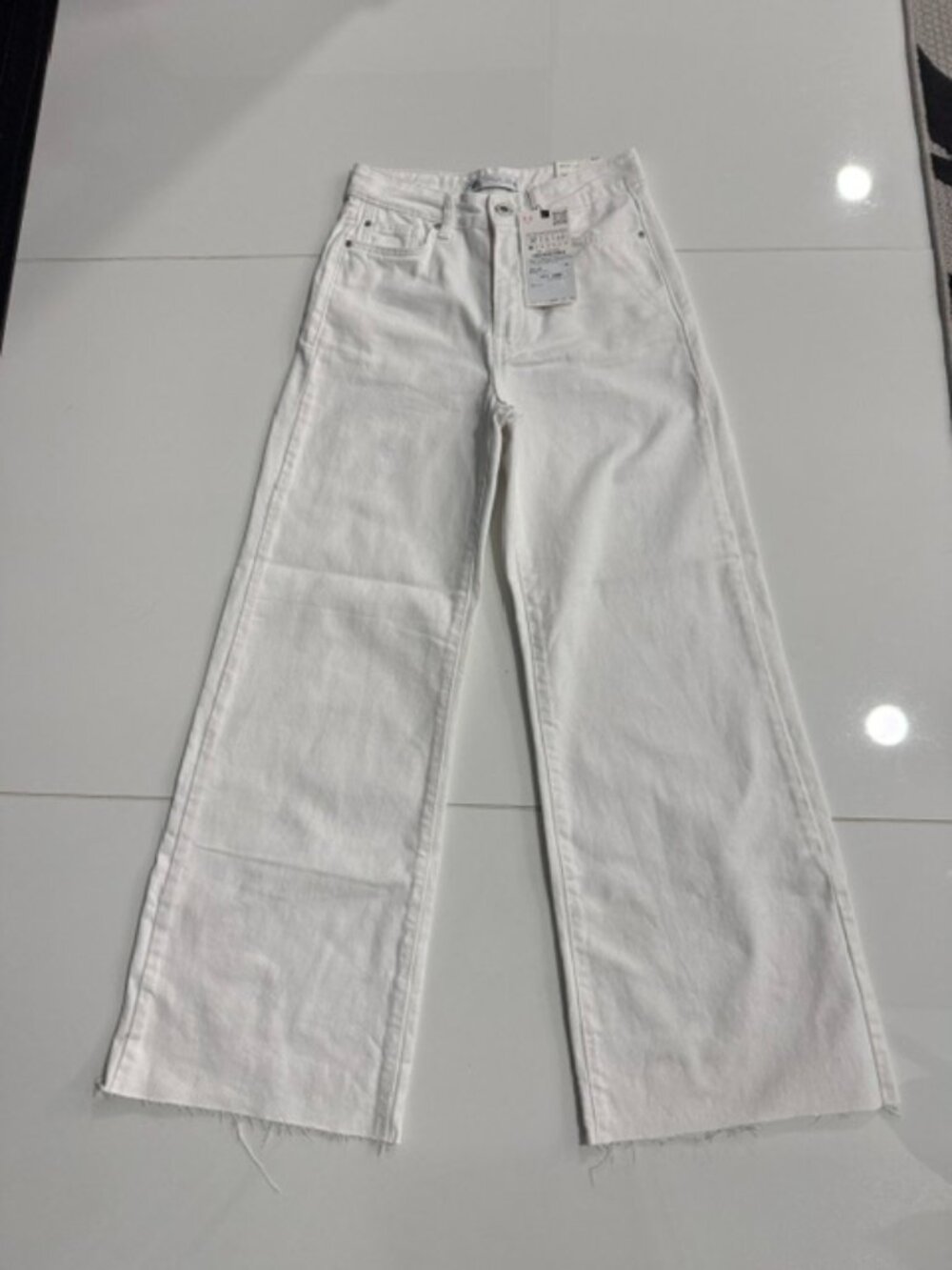 Zara NWT white wide leg Jeans size US 00 EU 32 Raw Hem High Rise